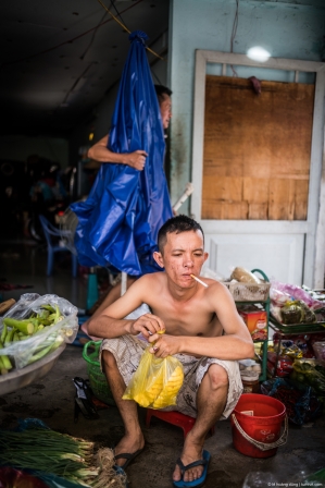 Một anh chàng bán rau ở đường Dương Quảng Hảm, cậu này đến từ Quãng Ngãi